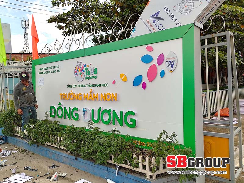 thi-cong-bang-hieu-cong-truong-mam-non3